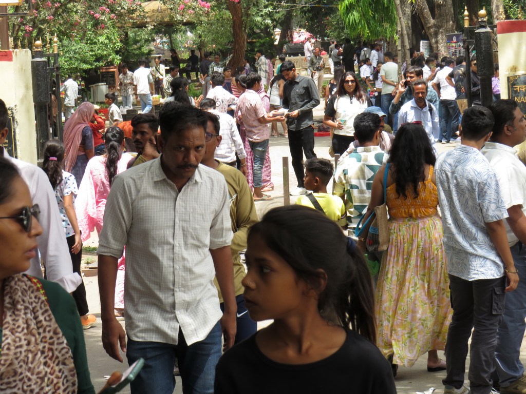 माउंट आबू. नक्की झील में नौका विहार का आनंद लेते सैलानी।