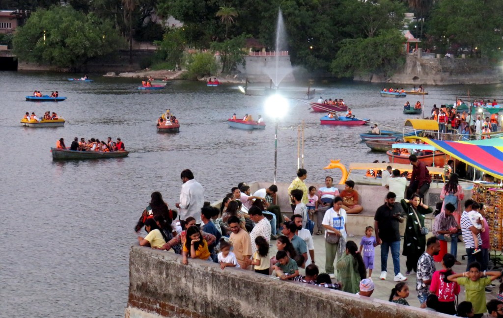 माउंट आबू. नक्की झील में नौका विहार का आनंद लेते सैलानी।