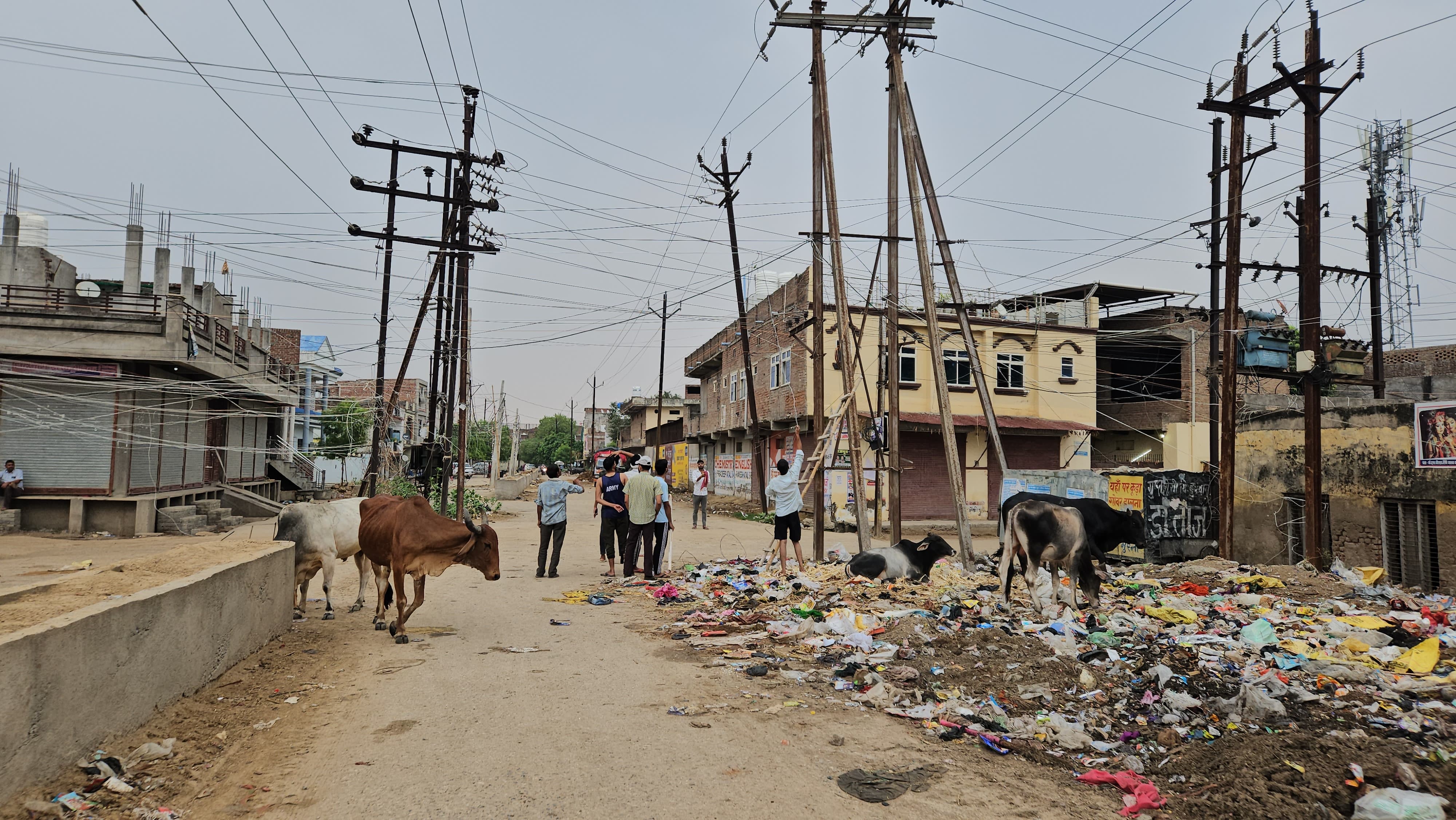 सडक़ व डिवाइडर पर 3 करोड़ खर्च, नहीं हटाए बिजली के खंभे