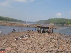 असुरक्षित घाट : ओंकारेश्वर में नर्मदा घाटों पर स्नान के दौरान डूबने से दो
श्रद्धालुओं की मौत - image