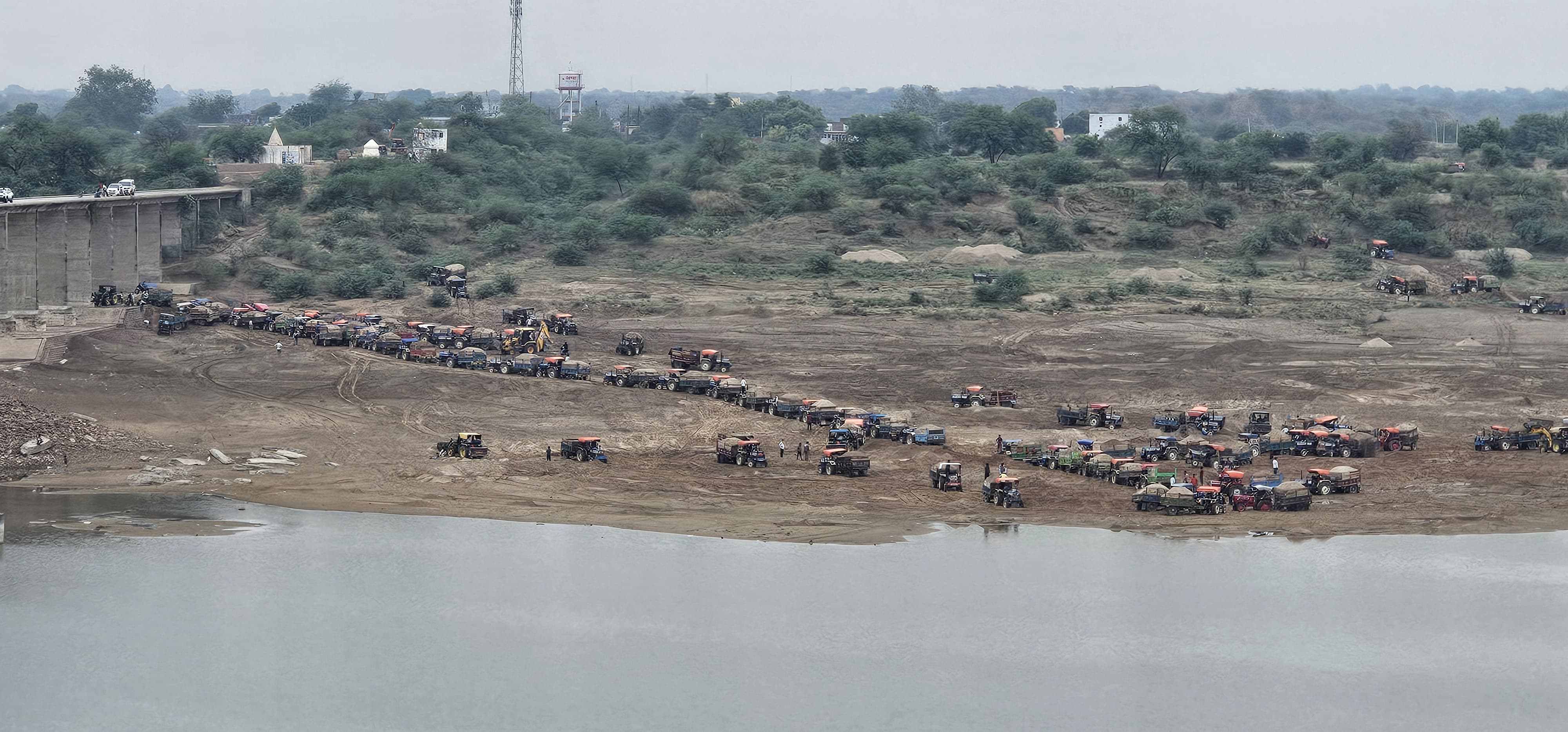 चंबल नदी के घाटों पर लगाई धारा 163, अवैध उत्खनन और बढ़ा