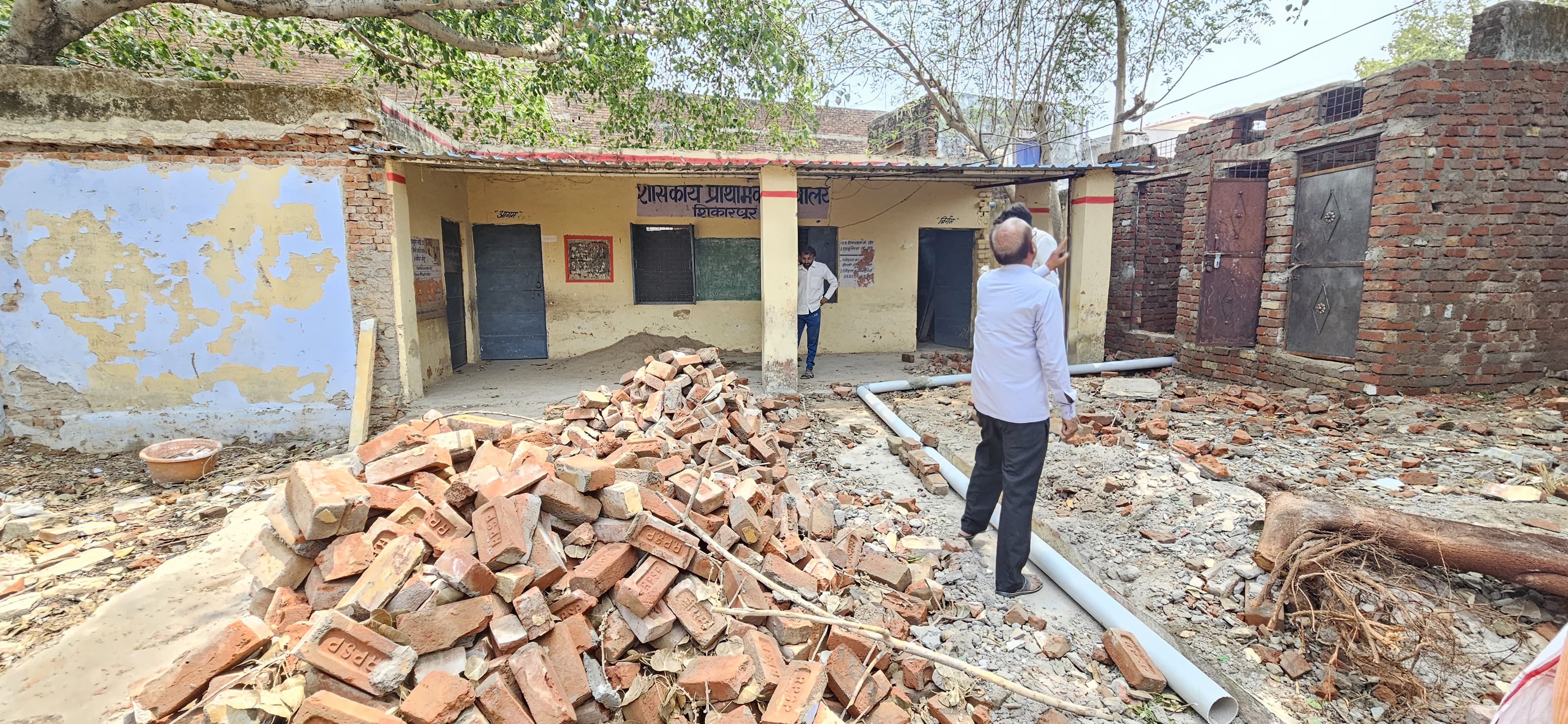 शिकारपुर पीएस में प्रभारी करा रहे थे स्कूल बिल्डिंग का निर्माण, न स्टाफ आया न
बच्चे