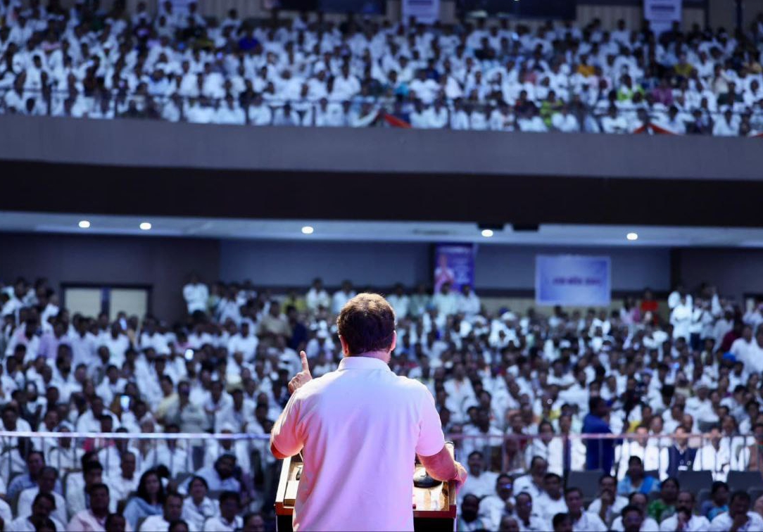भोपाल.लोकसभा नेता प्रतिपक्ष राहुल गांधी के स्वागत के लिए राहुल गांधी की एक झलक
पाने के लिए सड़कों पर महिला पुरुष बच्चे राहुल गांधी गाड़ी को घेरा कार्यकर्ताओं
ने पुलिस के जवानों ने आकर गाड़ी को निकाला फोटो देखें
