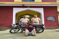 Police Action : मोटरसाइकिल चोरी के आरोपी को किया गिरफ्तार, चोरी की बाइक बरामद - image