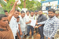 CG News: स्कूल बंद करने व शिक्षकों के पद समाप्ति के विरोध में कांग्रेस, राज्यपाल
के नाम तहसीलदार को सौंपा ज्ञापन - image
