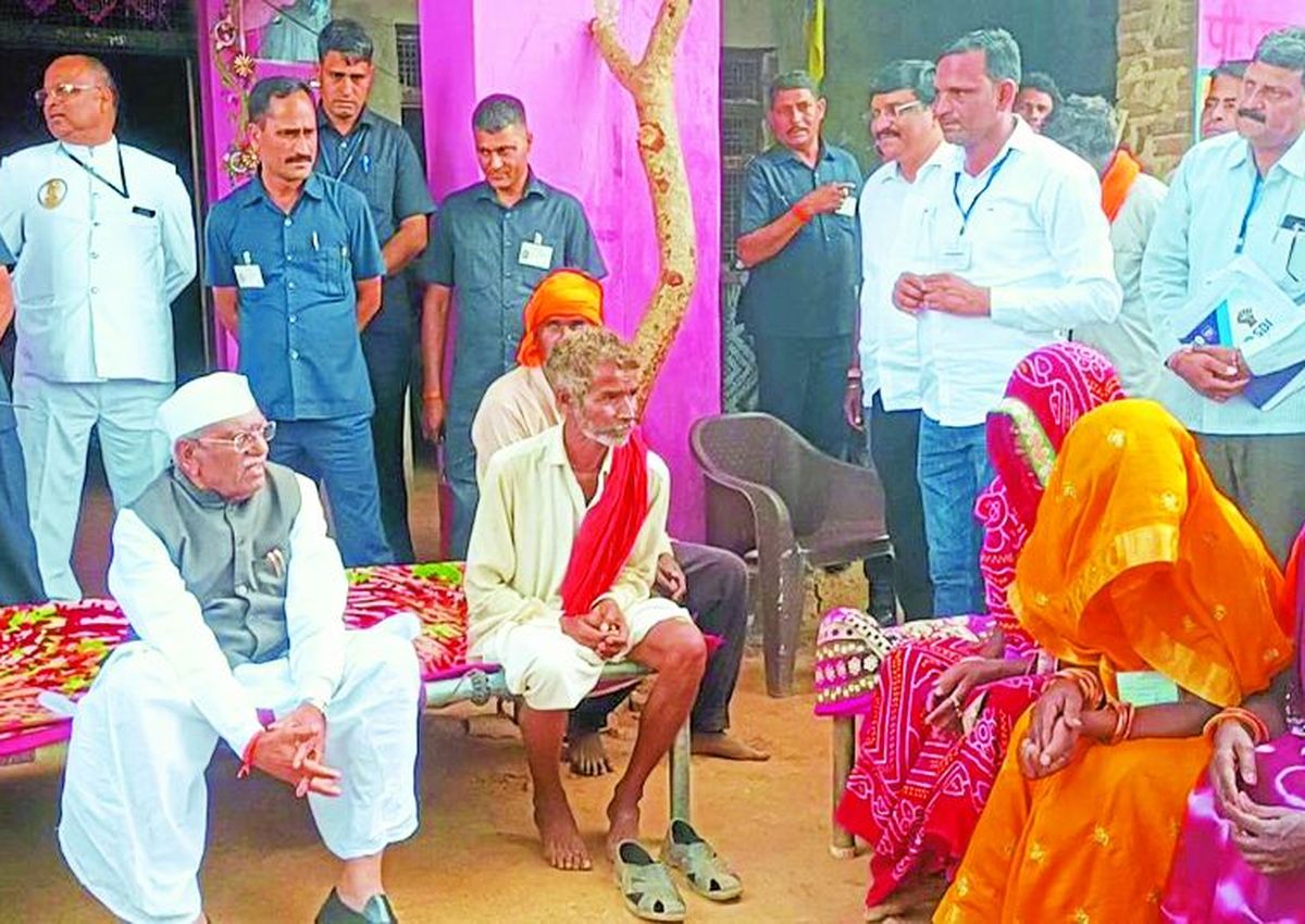 राज्यपाल से बोले सहरिया आदिवासी, बरसों से उपेक्षित थे, अब जीवन सुधर रहा