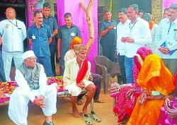 राज्यपाल से बोले सहरिया आदिवासी, बरसों से उपेक्षित थे, अब जीवन सुधर रहा - image