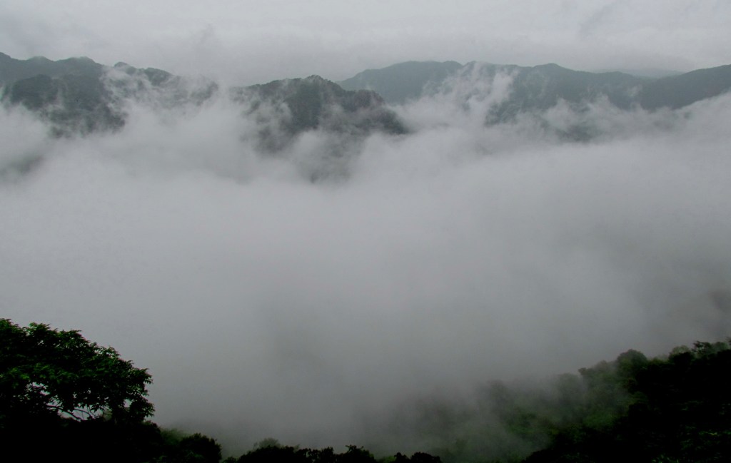 माउंट आबू. आबू की पहाड़ियों में आसमान से उतरे बादलों का नजारा।