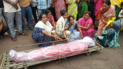 दो घंटे तक मॉयल के गेट सामने परिजनों व ग्रामीणों ने किया प्रदर्शन - image