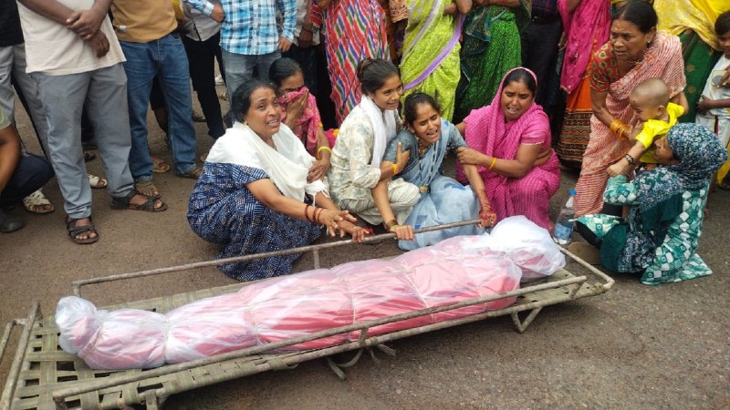 मॉयल मजदूर की मौत पर भडक़ा जनाक्रोश