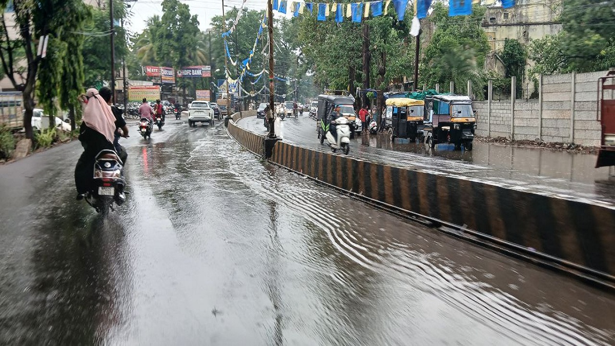 Weather: सुबह से दोपहर तक धूप-छांव, शाम को हुई बारिश