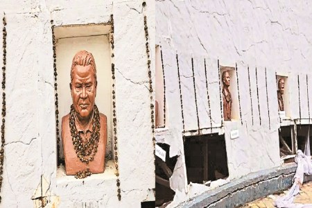 महेंद्र कर्मा की प्रतिमा पर फोड़ी शराब की बोतल (Photo source- Patrika)