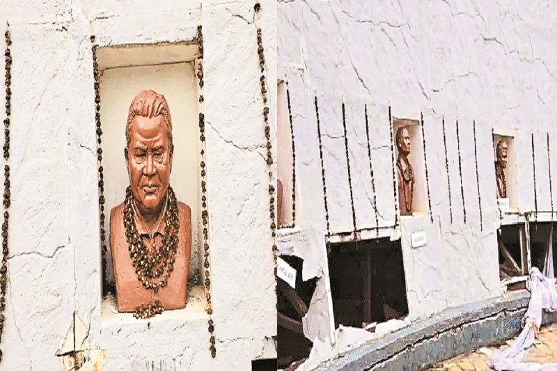 महेंद्र कर्मा की प्रतिमा पर फोड़ी शराब की बोतल (Photo source- Patrika)