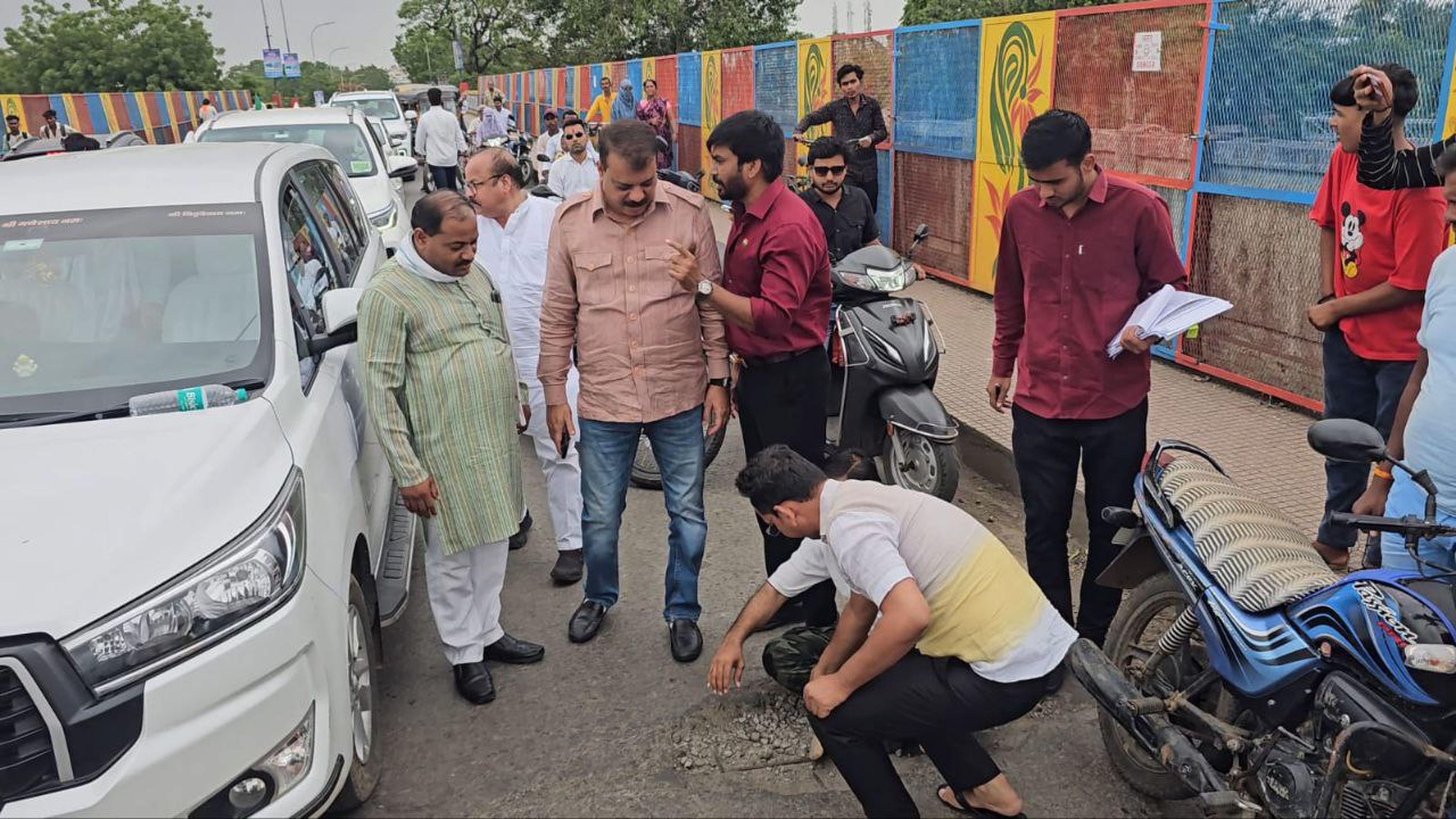 विधानसभा नेता प्रतिपक्ष पहुंचे खंडवा, बोले रेलवे ब्रिज पर गड्ढा जनता की जिंदगी
और सुरक्षा से खिलवाड़