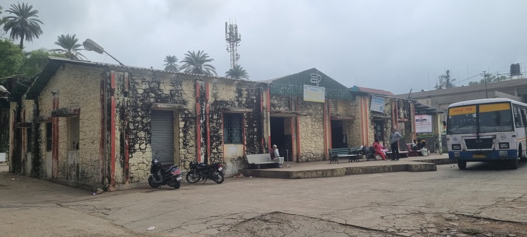 माउंट आबू स्थित बस स्टैंड। 