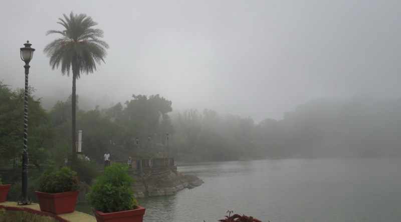 माउंट आबू, गुरुवार सवेरे माउंट आबू में छाई धुंध का नजारा।