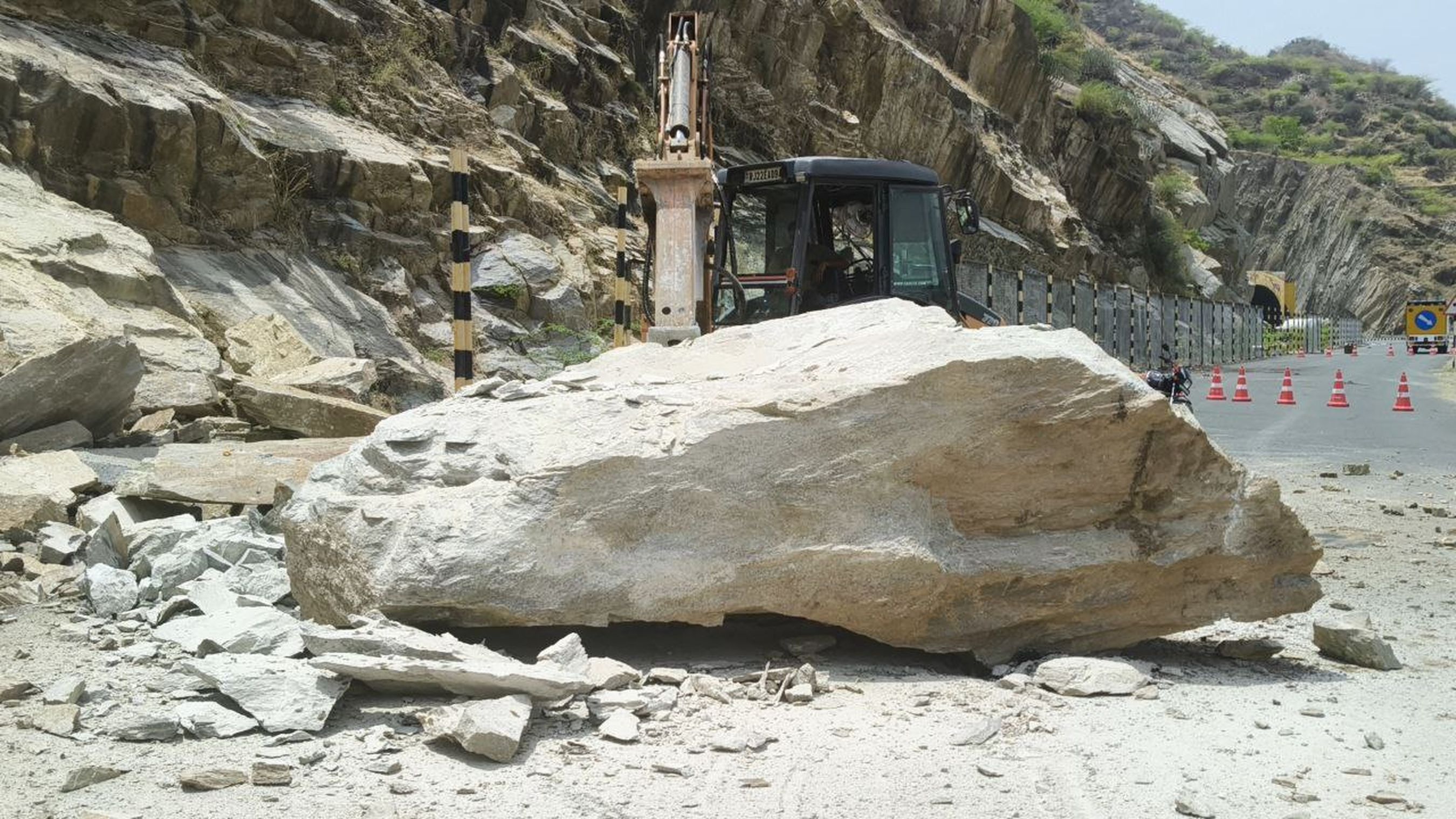 VIDEO : बारिश से टनल के पास चट्टान से गिरे पत्थर, टला बड़ा हादसा