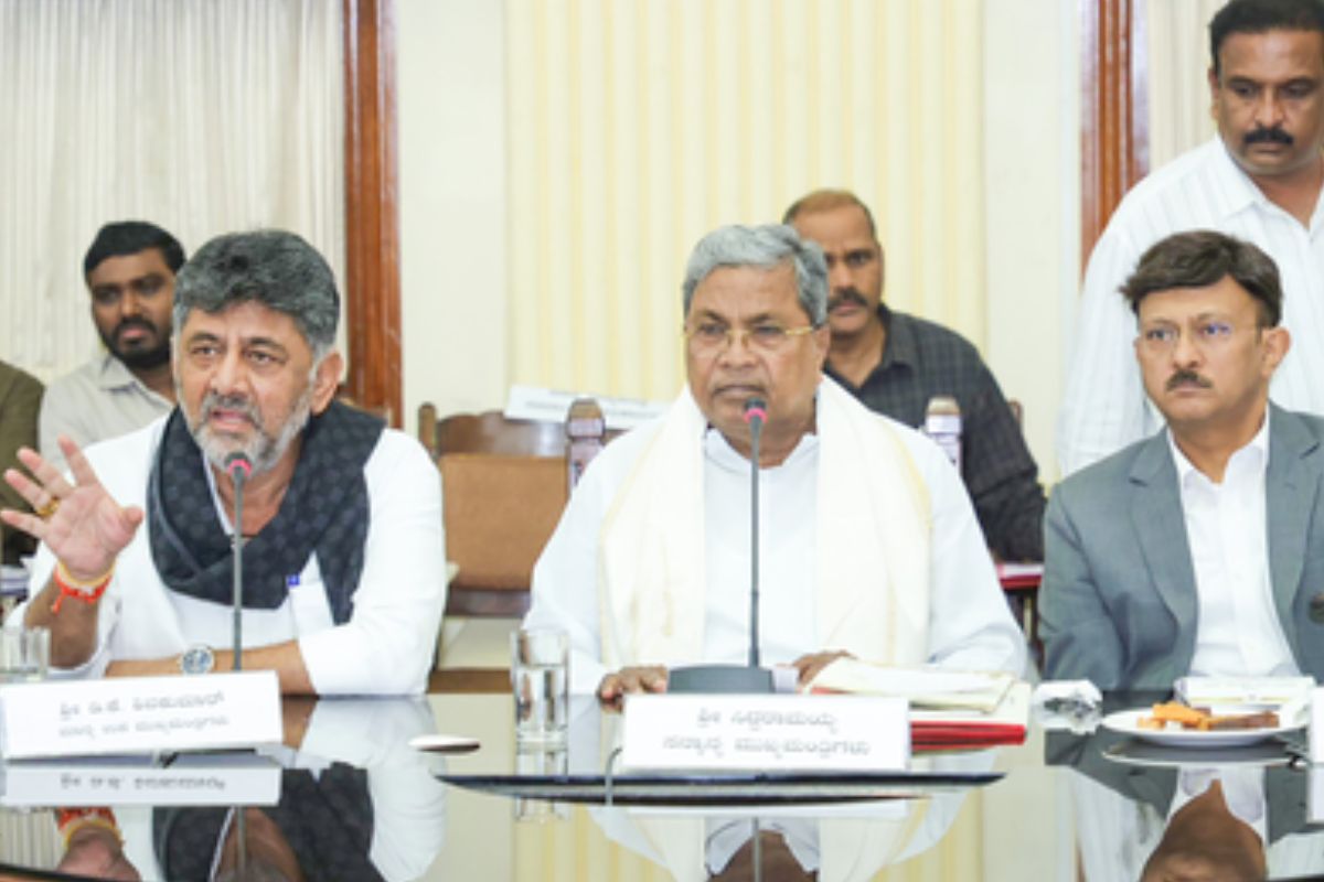 Dk shivakumar and Siddaramaiah (Photo: IANS)