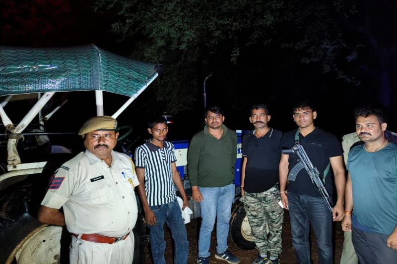 चोरी किया ट्रेक्टर पार्वती बांध आंगई के पास से पकड़ा Stolen tractor caught near Parvati Dam Angai