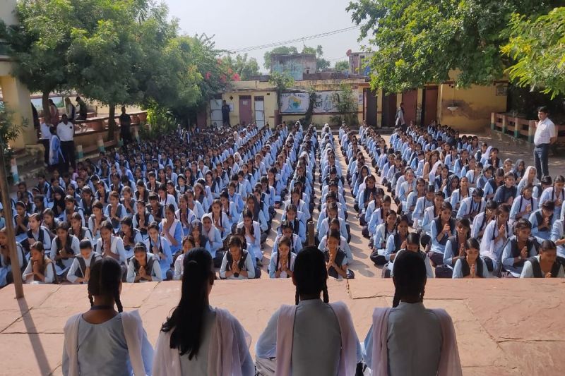 स्कूलों में मास्साहब की कमी...बच्चे कैसे सीखें ए बी सी डी ई There is a shortage of teachers in schools...how will children learn A B C D E