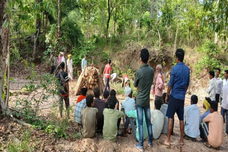 मृत युवक के अंतिम संस्कार में जुटे लोग।