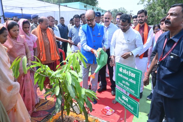 CG News: विश्व पर्यावरण दिवस के अवसर पर राज्यपाल डेका ने लगाए पौधे, देखें Photo