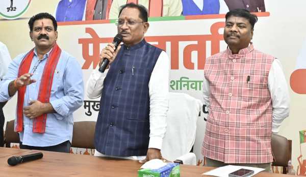 CG News: पहली बार रायपुर पहुंचे बीजापुर के सुदूर गांवों के युवा, मुख्यमंत्री से आत्मीय मुलाकात कर रखी अपनी बात, देखें