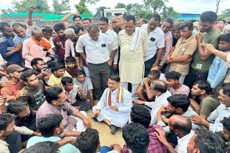 घटनास्थल पर सडक़ पर बैठे विधायक व ग्रामीण।