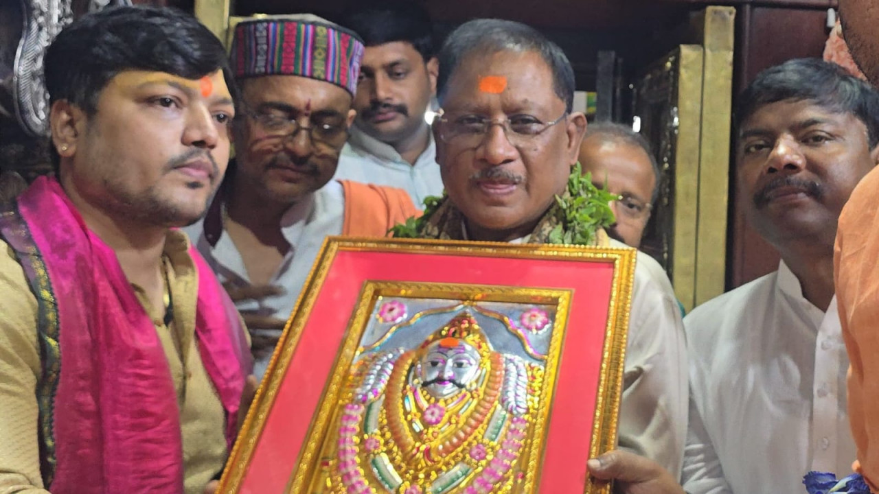 CG News: काशी पहुंचे मुख्यमंत्री विष्णुदेव साय, काल भैरव मंदिर में की
पूजा-अर्चना,देखें तस्वीरें