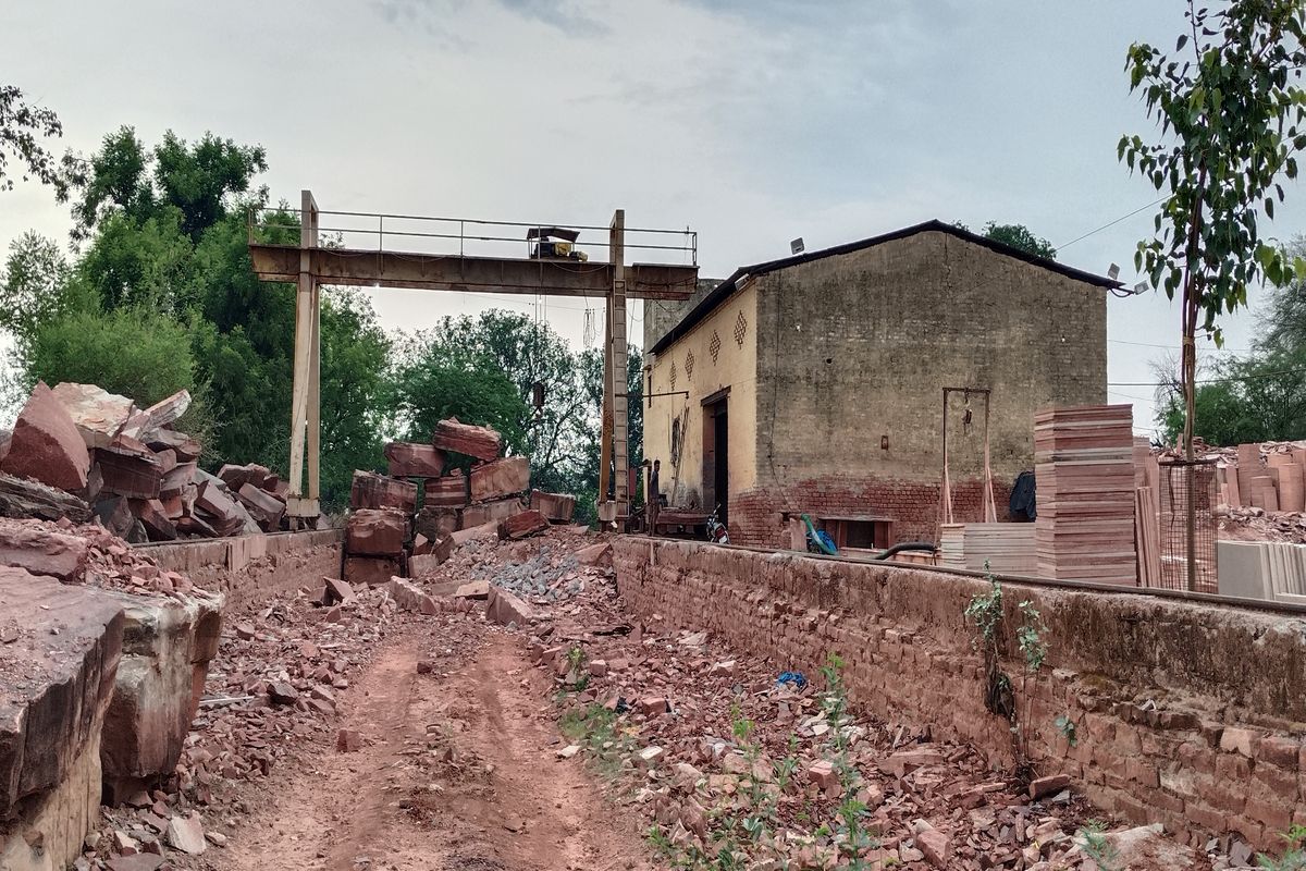 सरमथुरा में शासन का खौफ पत्थर उद्योगों पर फैला सन्नाटा Silence spreads over stone industries in Saramathura due to fear of government