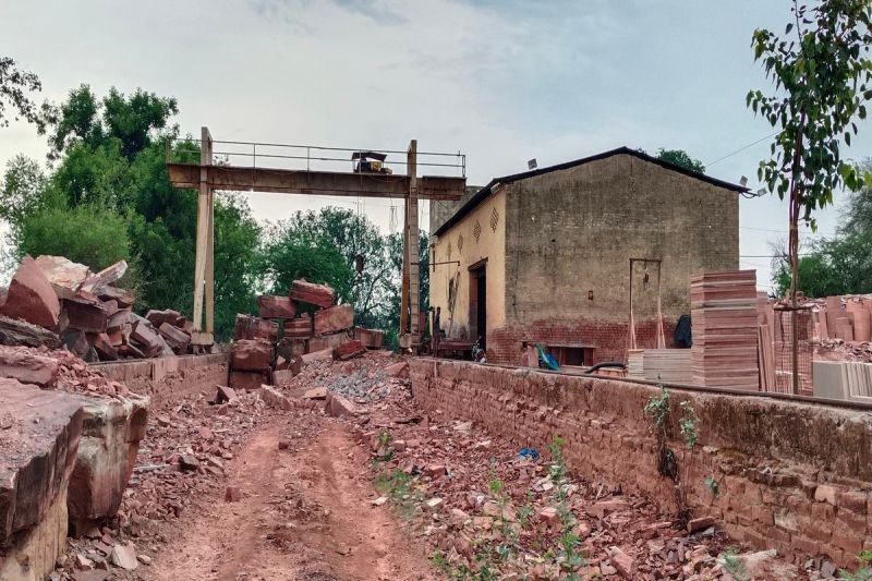 सरमथुरा में शासन का खौफ पत्थर उद्योगों पर फैला सन्नाटा Silence spreads over stone industries in Saramathura due to fear of government