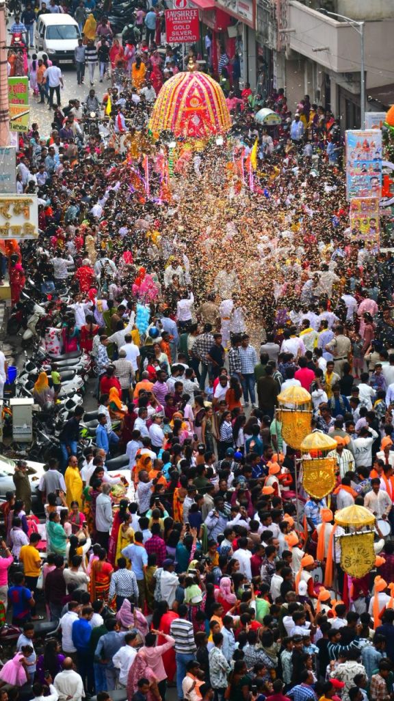 भक्तों को दर्शन देने निकले भगवान जगन्नाथ, उमड़ा आस्था का सैलाब

