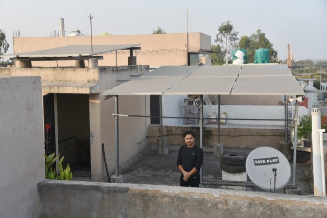CG News: छत पर बनाए खुद के बिजली घर से अनुराग का घर हुआ रोशन, देखें तस्वीरें