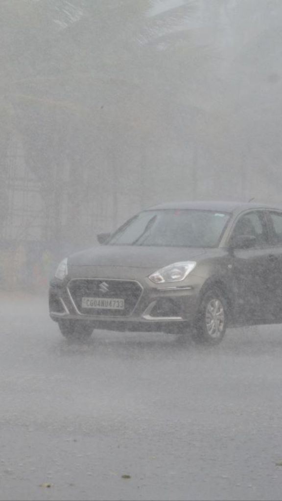 CG Weather Update: रायपुर-दुर्ग समेत 4 संभागों में बारिश का यलो अलर्ट जारी, अगले 48 घंटे में बढ़ेगा तापमान
