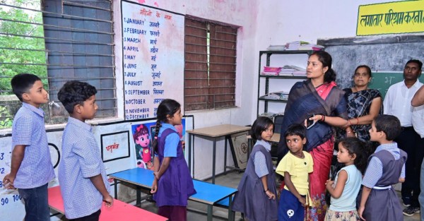 CG News: निरीक्षण पर आंगनबाड़ी गई मंत्री को देख ख़ुशी से झूम उठे बच्चे, देखें तस्वीरें