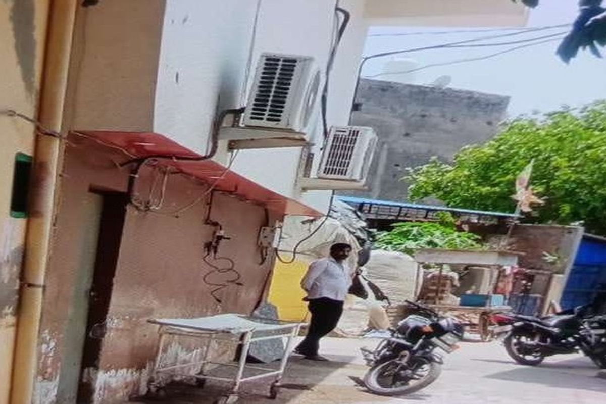 विद्युत चोरी कर कूल-कूल हवा का ले रहे थे आनंद, निगम दस्ते ने पकड़ा They were enjoying cool air by stealing electricity, corporation squad caught them