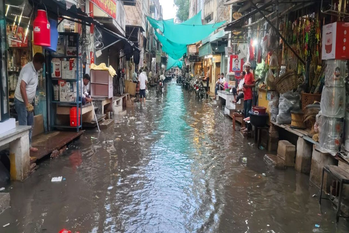 एक घंटा झमाझम बारिश, सडक़ों पर काला पानी….. देखें फोटो गैलेरी ….