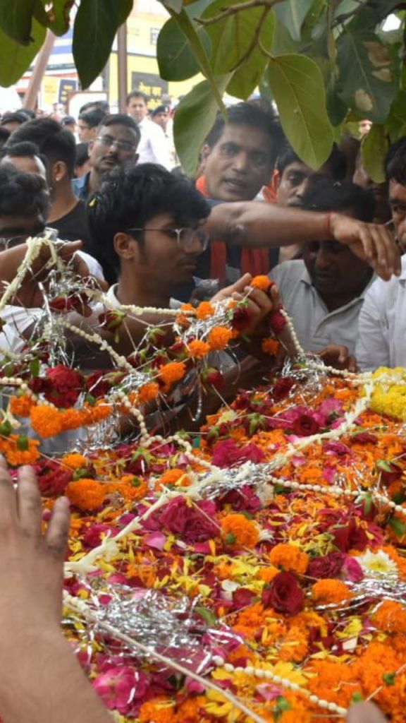 पंचतत्व में विलीन हुए शहीद ASP आकाश राव गिरिपुंजे, तिरंगे से लिपटकर पत्नी ने दी विदाई