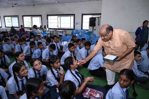 Shala Utsav: राजधानी के स्कूलों में मनाया गया प्रवेश उत्सव, छात्रों में दिखा गजब का उत्साह, देखें तस्वीरें