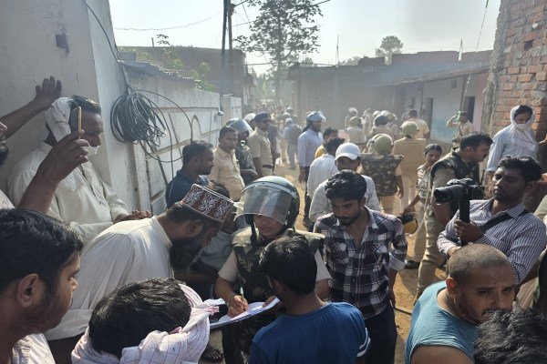 Bulldozer Action in Ambikapur: अवैध कब्जे पर चला बुलडोजर... प्रशासन ने तोड़े 39 मकान, रोते-बिलखते रहे लोग, देखें तस्वीरें
