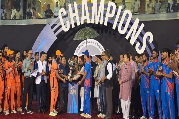CCPL 2025: छत्तीसगढ़ क्रिकेट प्रीमियर लीग की विजेता टीमों को CM साय ने सौंपा विनर्स कप, देखें Photos