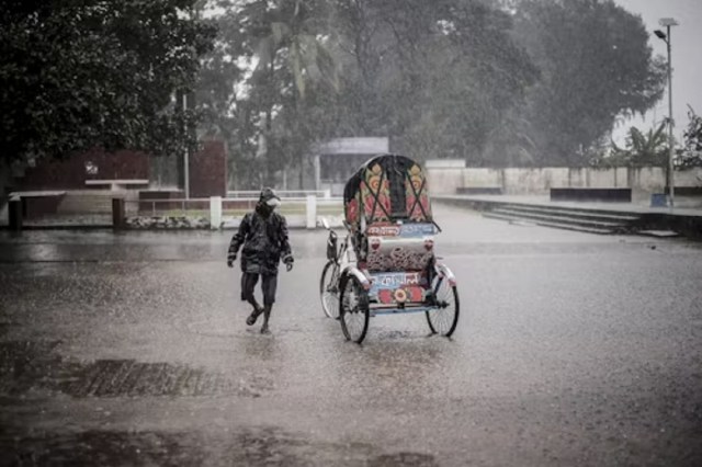 Monsoon 2025: मानसून पकड़ेगा जोर! 13 जिलों में होगी भारी बारिश, IMD का येलो अलर्ट जारी
