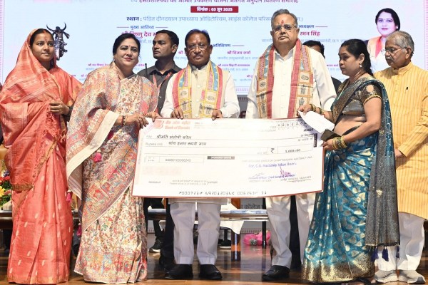 छत्तीसगढ़ हस्तशिल्प विकास बोर्ड की नवनियुक्त अध्यक्ष को CM साय ने दी बधाई, अनुदान राशि का किया वितरण, देखें Photos