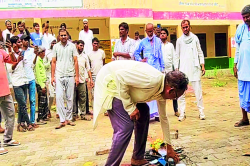 रघुनाथगढ़ में 12 गांवों के लोगों ने साइबर अपराध रोकने की ली शपथ, 150 मोबाइल आग
के हवाले… पढ़े रोचक खबर … - image