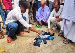 पत्रिका रक्षा कवच अभियान से मिली प्रेरणा, साइबर अपराध रोकने की ली शपथ, 150
मोबाइल किए आग के हवाले - image