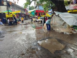 हाल-ए-छिंदवाड़ा…बारिश में उखड़ी सडक़ें, पैदल चलना हुआ मुश्किल - image
