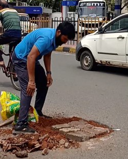 नगर निगम की आस छोड़ी, समाजसेवी ने खुद भरे गड्ढे - image