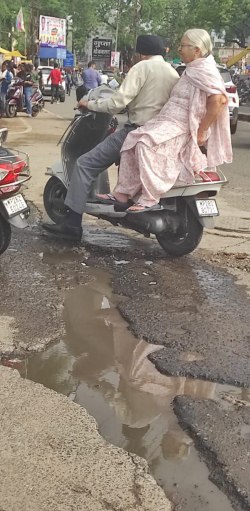 सीवर लाइन में मुख्य समस्या सडक़ पर गड्ढे की, गंभीरता से नहीं ले रही सीवर लाइन
निर्माण एजेंसी - image