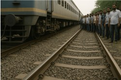 Bahraich: ट्रेन आते देख हाथ छुड़ाकर भागा बच्चा बचाने दौड़ी मां, चपेट में आने से
दोनों की दर्दनाक मौत परिजनों में मचा कोहराम - image