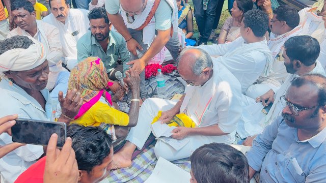 बैगा आदिवासियों की गुहार सुन भावुक हुए दिग्विजय सिंह